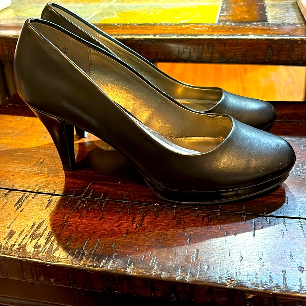 Bandolino size 7 black heels with shiny heels and shiny platform in front.